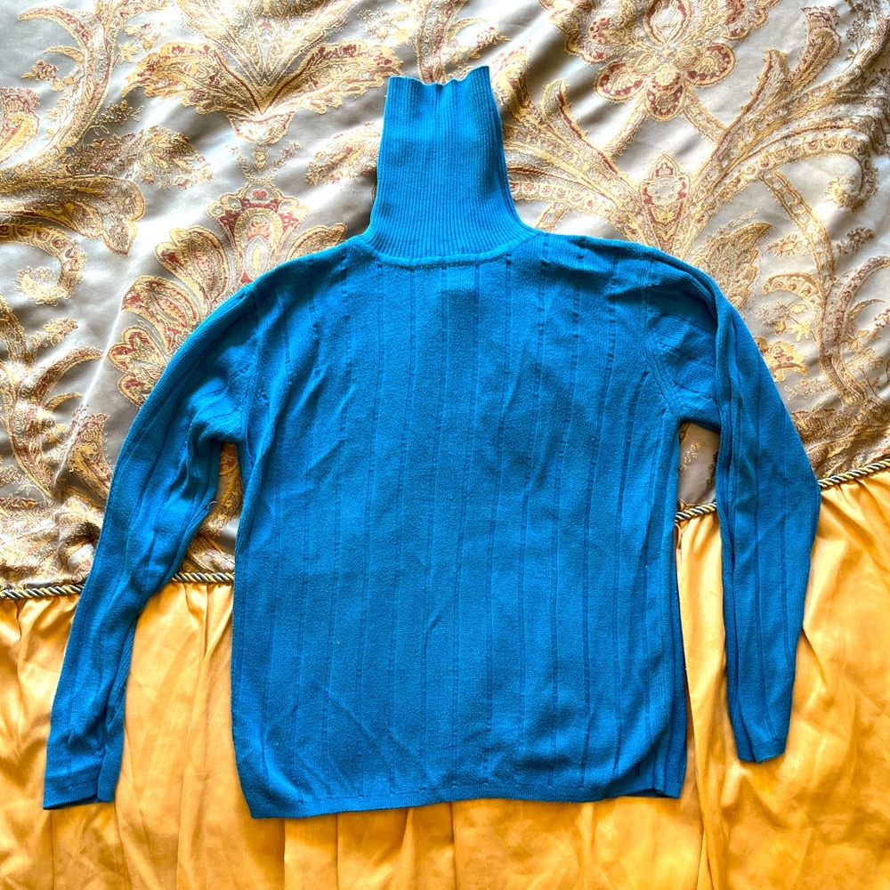 100% silk turtleneck sweater in azur.Size S